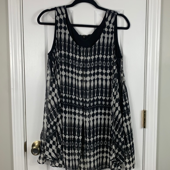 Time Line black and white sleeveless top size 1X. Top layer sheer with openings - Picture 1 of 7